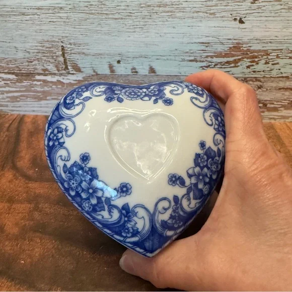 Porcelain Music Trinket Lidded Box Blue and White Plays “I will always love you” - Picture 9 of 9